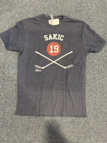 New Navy Colorado Avalanche Joe Sakic #19 Alumni T-Shirt Large