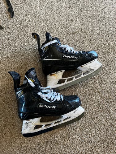 Used Bauer Regular Width  Size 9 Supreme UltraSonic Hockey Skates