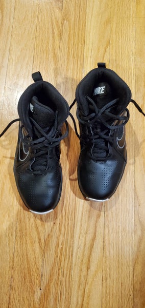 Used Youth Size 5.0 Nike Team Hustle Basketball Shoes