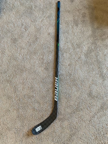 Junior Right Handed P28 Nexus Geo Hockey Stick