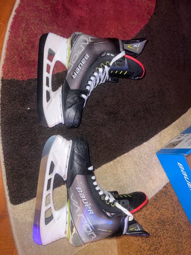 Like New Vapor Hyperlite Hockey Skates Size 7