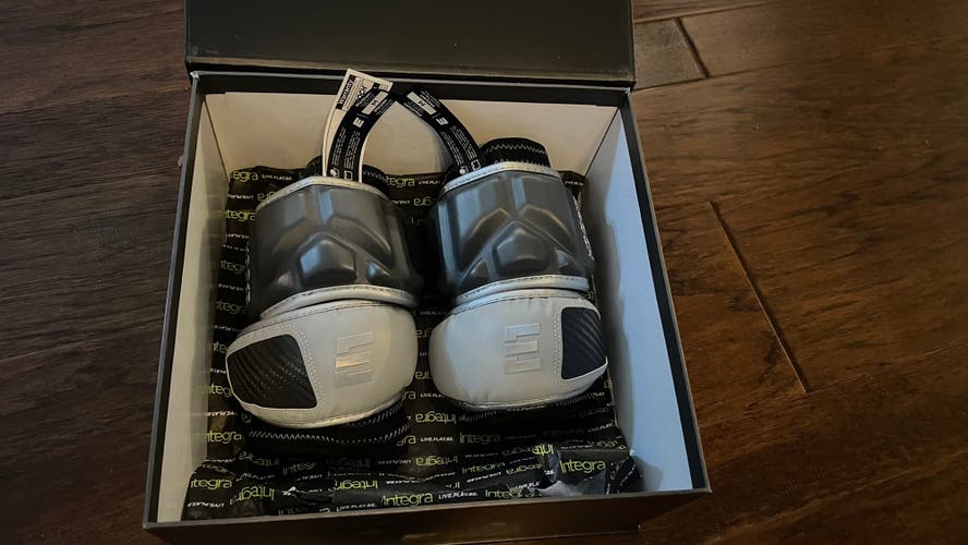 New In Box Medium Epoch Integra Elbow Arm Caps For Defenseman