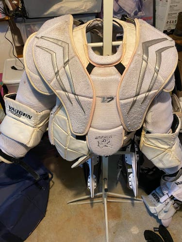 Vaughn Velocity V7 XF Pro Carbon Goalie Chest Protector