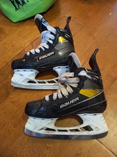 Junior Used Bauer Supreme 3S Pro Hockey Skates 2.5 Regular Width Size 2.5