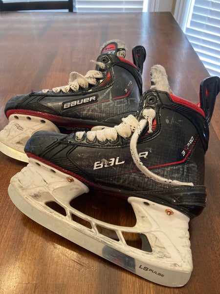 Junior Used Bauer Vapor 3X Pro Hockey Skates Regular Width Size 2.5