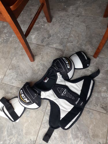 Junior Large CCM Shoulder Pads