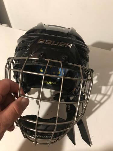 Bauer Re-Akt-150 size small, with cage..