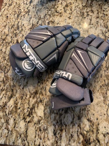 Used Maverick 10” Mx 2small LAX glove