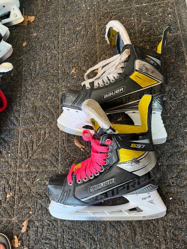 Intermediate Bauer Regular Width Size 6 Supreme S37 Hockey Skates