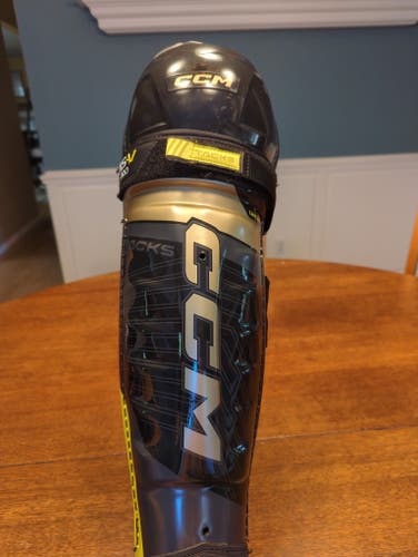 17" CCM Tacks AS-V Pro Shin Pads