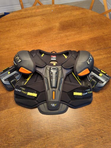 Senior Extra Large CCM Tacks AS-V Pro Shoulder Pads + Elbow pads