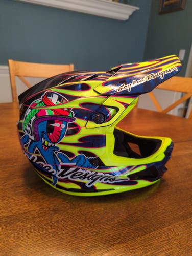 Medium Troy Lee Designs D4 Bike Helmet