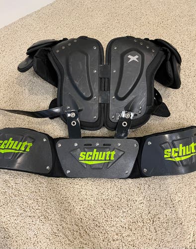 Used Youth Medium Xenith Flyte Shoulder Pads