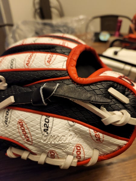 Glove Day for the Champs – Team Wilson visits Atlanta