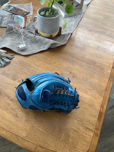 Pitcher's 11.75" A2000 Baseball Glove