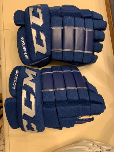 Canucks gloves Size 15