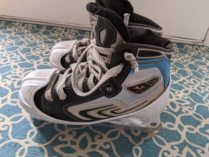 Junior Used CCM Vector 4.0 Hockey Goalie Skates Regular Width Size 2.5