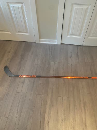 Senior Left Hand P28M Pro Stock Nexus Geo Hockey Stick