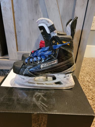 Junior Used Bauer Supreme Hockey Skates Regular Width Size 2.5