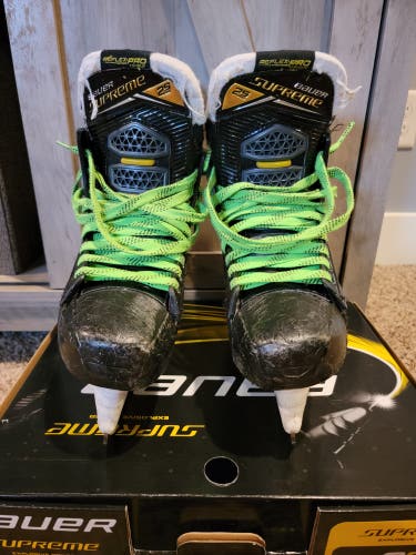 Junior Used Bauer Supreme 2S Pro Hockey Skates Regular Width Size 5.5
