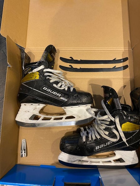 Senior Used Bauer Supreme UltraSonic Hockey Skates Regular Width Size 9.5 - WITH EXTRA SET OF BLADES