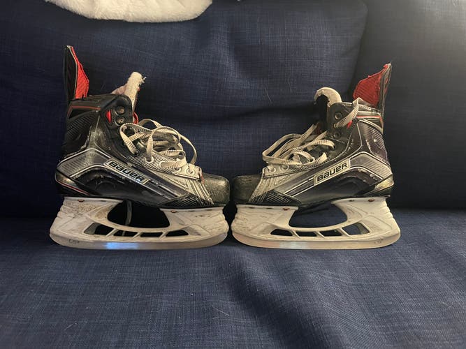 Used Bauer Vapor X900 Hockey Skates Size 3.5D