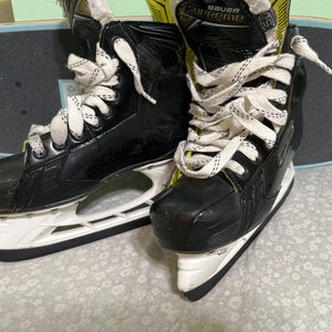 Intermediate Used Bauer Supreme Comp Hockey Skates Regular Width Size 5.5