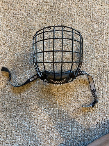 Used Medium Bauer RBE III (birdcage)