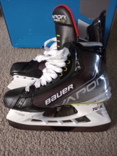 Senior New Bauer Vapor Hyperlite Hockey Skates Regular Width Size 7.5