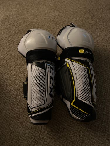 BRAND NEW!! CCM Tacks 9060 Shin Pads