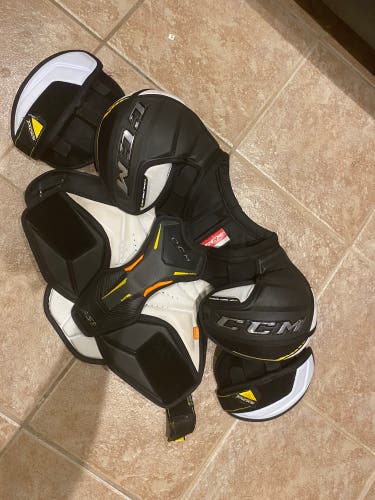 SR Medium CCM Tacks AS1 Shoulder Pads