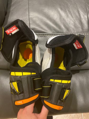 Used Medium CCM  Super Tacks AS1 Elbow Pads