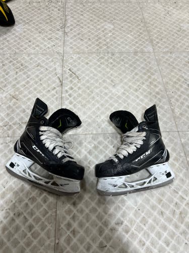 Junior CCM Regular Width  Size 5 RibCor MaxxPro Hockey Skates