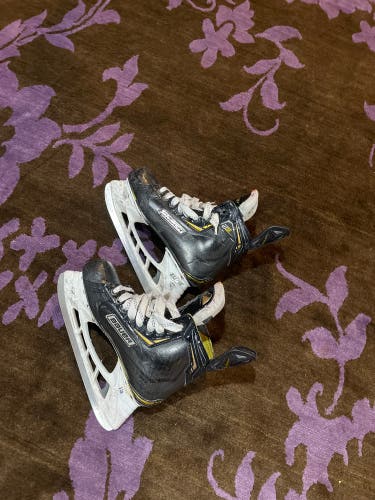Used Bauer Regular Width Size 7 Supreme 2S Hockey Skates