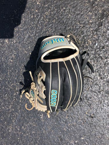 Wilson a2000 baseball glove