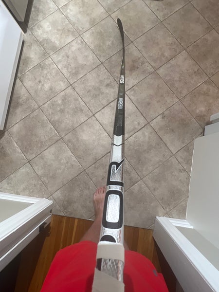 Senior Right Handed P28 Pro Stock Vapor Hyperlite Hockey Stick