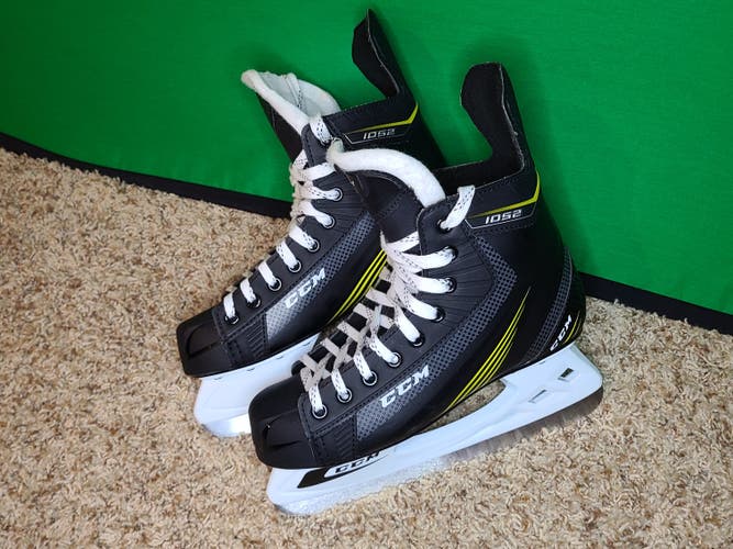 Senior New CCM Tacks 1052 Hockey Skates Regular Width Size 8