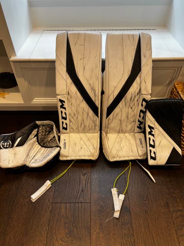 28" CCM Axis 1.9 Goalie Leg Pads