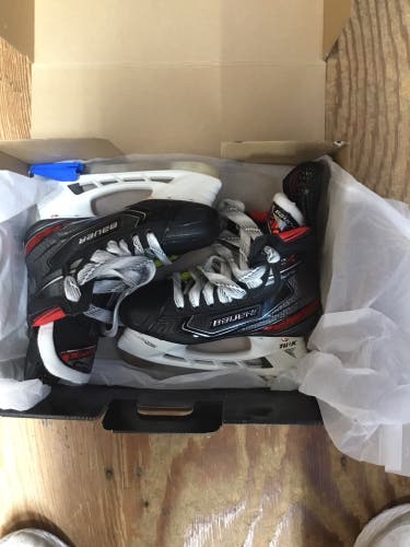 New Bauer Regular Width Size 1.5 Vapor 2X Hockey Skates