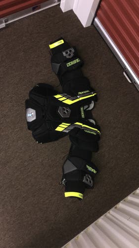 Used Large Vaughn Velocity VE8 Int Goalie Chest Protector