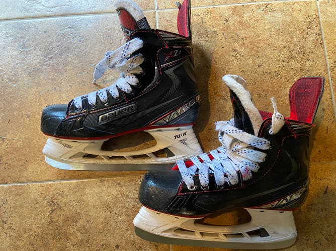 Used Bauer Regular Width  Size 4.5 Vapor X2.7 Hockey Skates