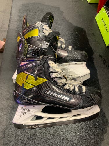 Used Bauer Regular Width Size 6.5 Supreme matrix Hockey Skates