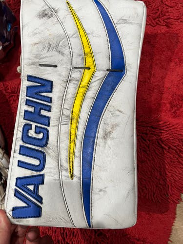 Vaughn v7 pro xf carbon glove and blocker