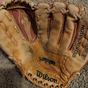 Wilson Balistic Right Hand Throw Aggressor A2040 Baseball/softball Glove 12"