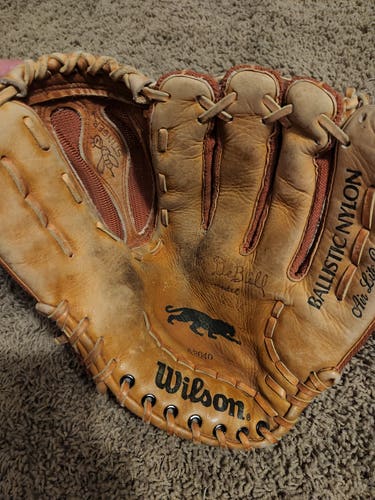 Wilson Balistic Right Hand Throw Aggressor A2040 Baseball/softball Glove 12"