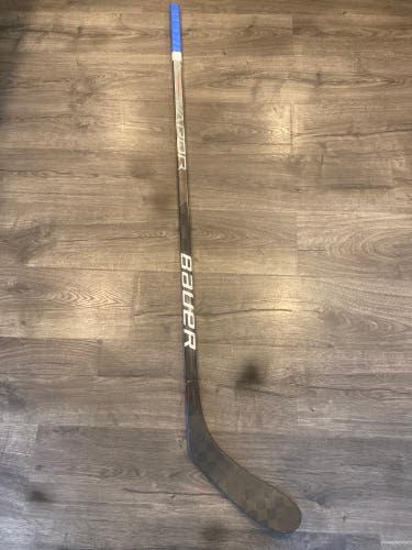 Intermediate Left Hand P28 Vapor Hyperlite Hockey Stick