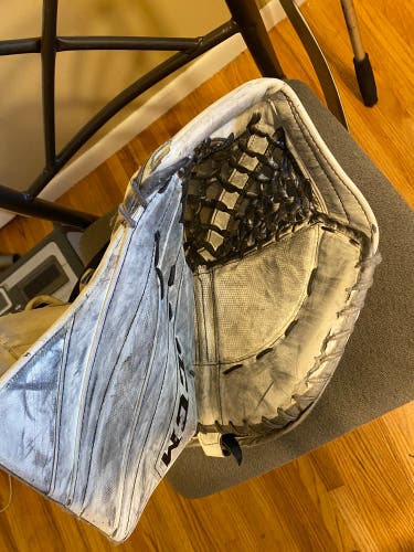 Senior White CCM Eflex 5 Glove