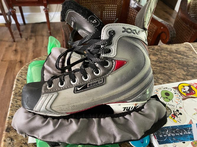 Youth : Bauer Size 5 Vapor XXV Hockey Skates - EXCELLENT condition