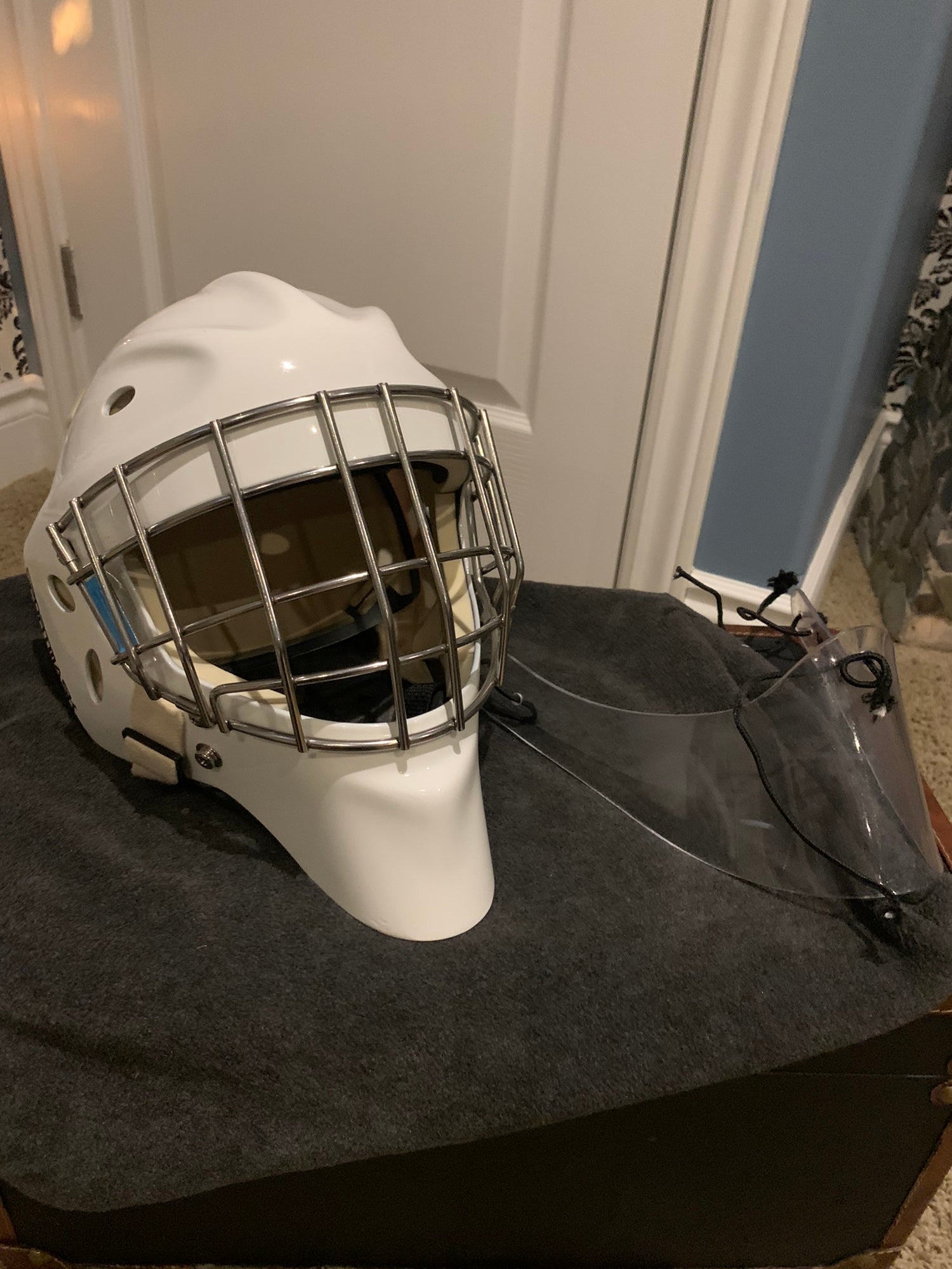 New hockey goalie mask neck guard lexan dangler V-shape plastic throat protector 