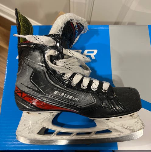 Used Bauer Regular Width  Size 5.5 Vapor X2.9 Hockey Skates